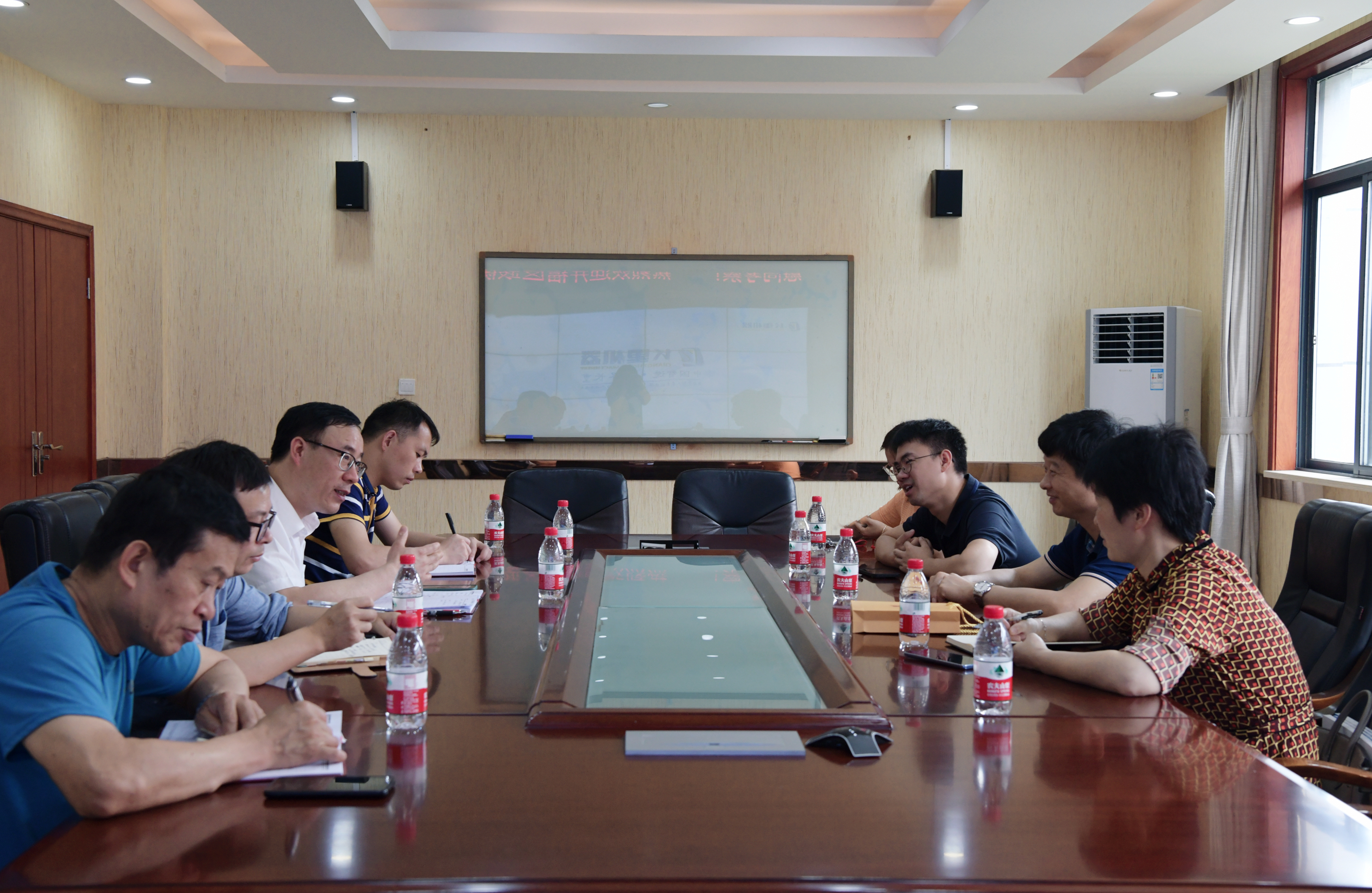 开福区政协党组副书记、副主席焦灿一行走访慰问长重机器高端人才